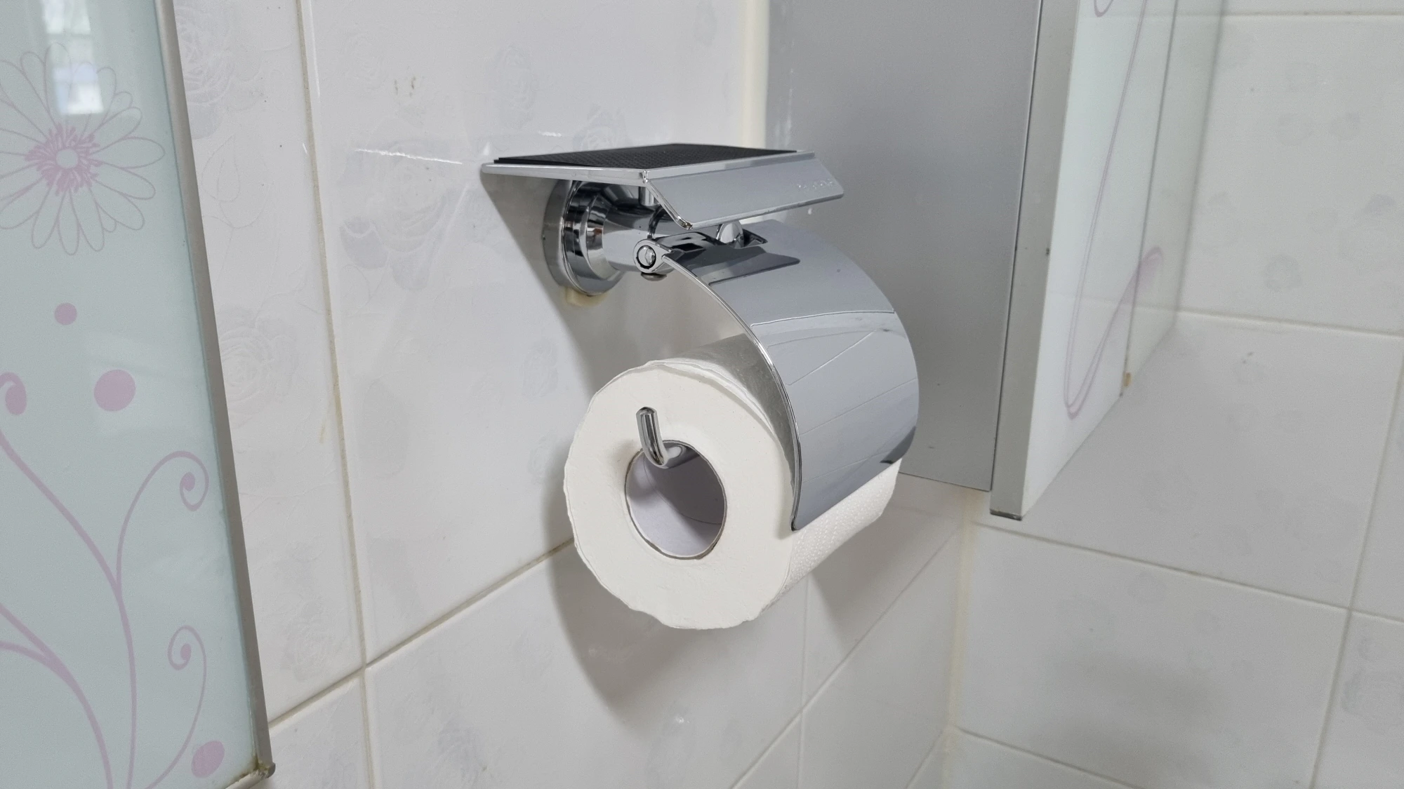 휴지걸이 설치 완료 모습