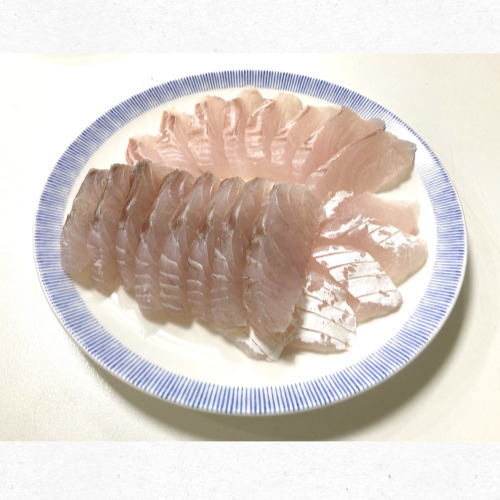 투명한 농어 회 슬라이스