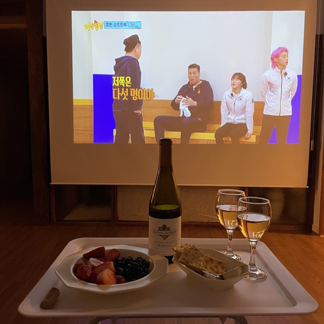 TV 대신에 빔프로젝트가 있다.