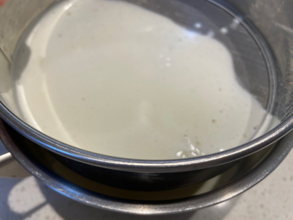 바나나푸딩 만들기 - 커스터드 크림 가열 전에 알끈이나 덩어리 체에 거르기