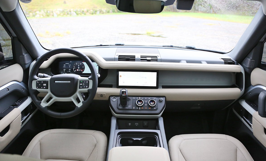 랜드로버 디펜더 실내사진