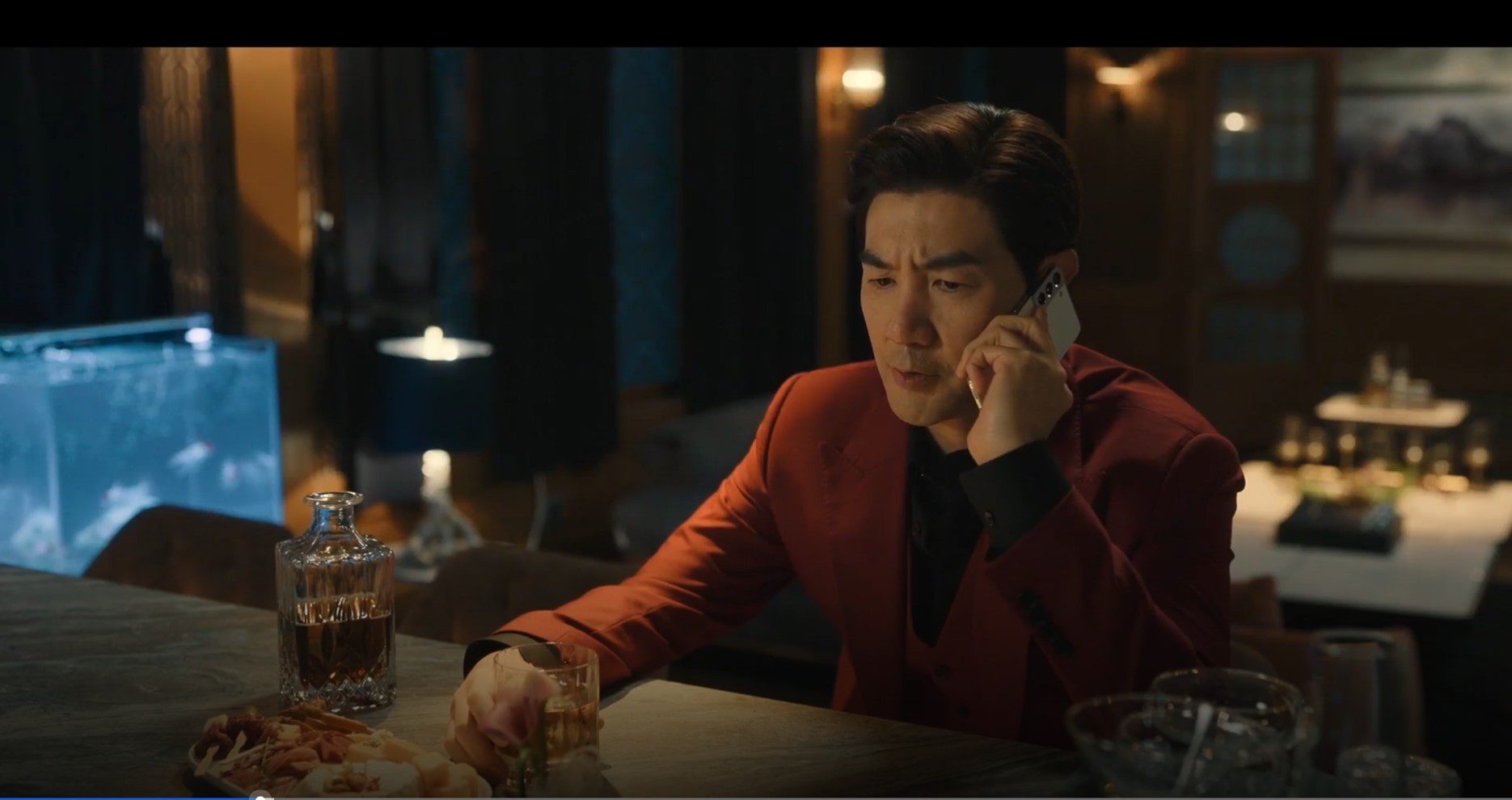 강인주 전화 하는 사진