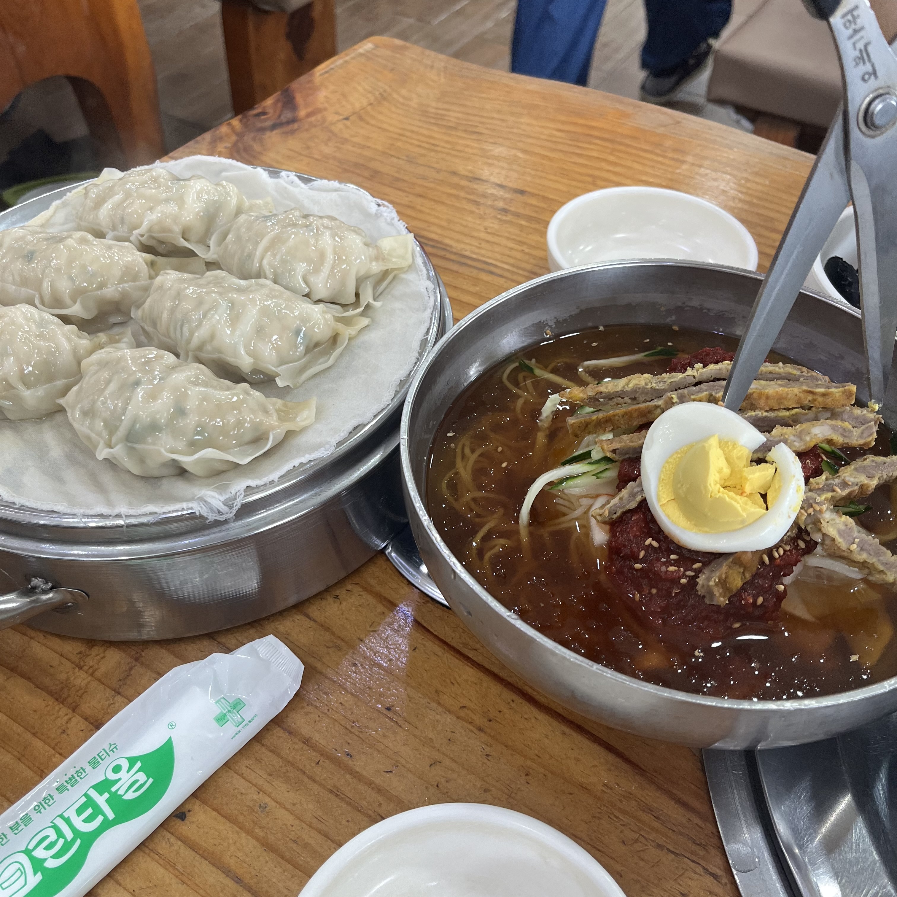 육전이 올라간 물밀면과 수제만두 사진