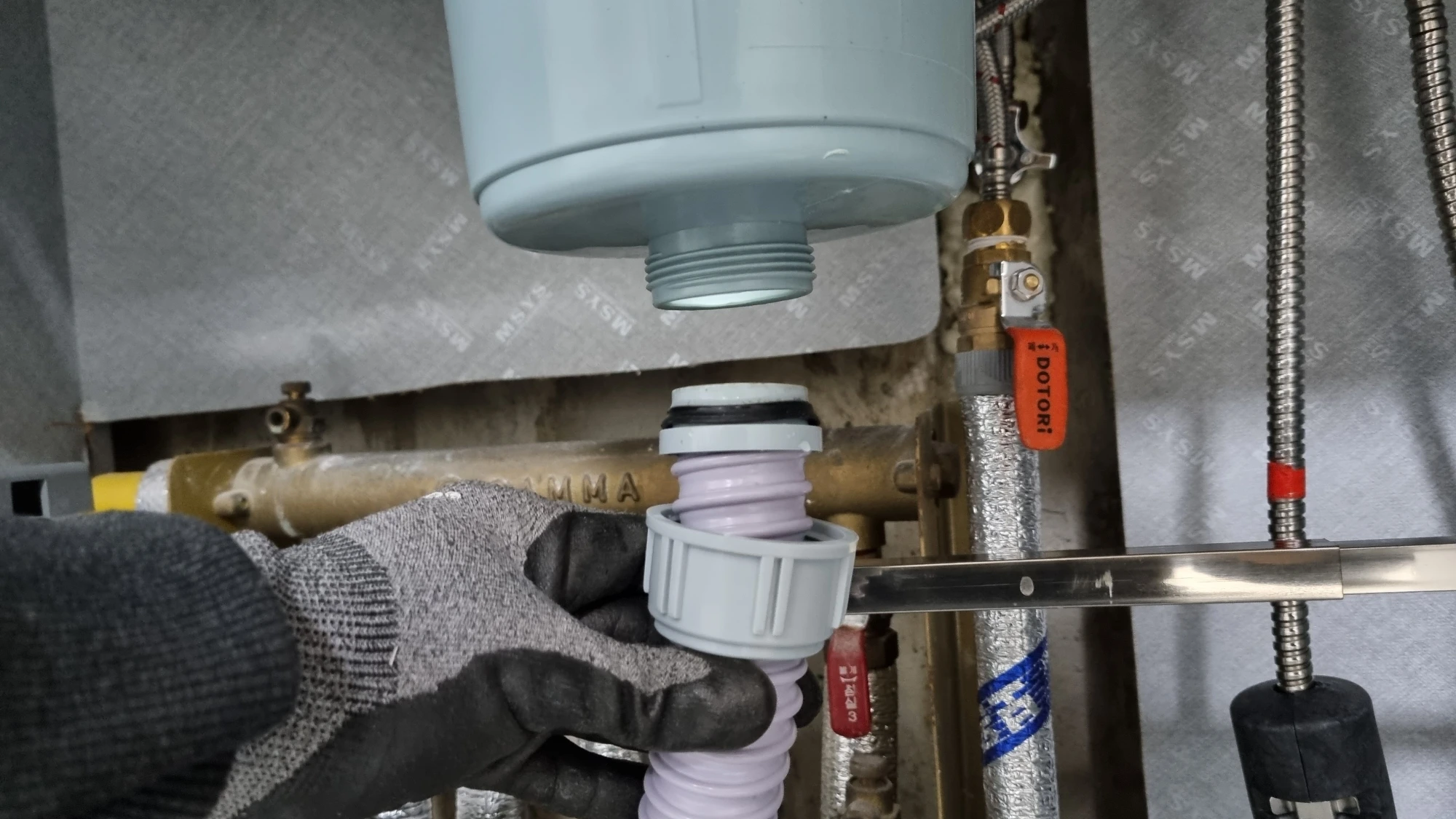 싱크대 배수 호스 떼는 모습