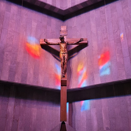 사진은 서울 신수동성당 안에 있는 십자고상 사진입니다.