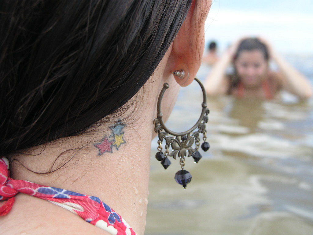 귀걸이를 하고 있는 여인