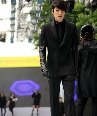 워킹하는 김우빈