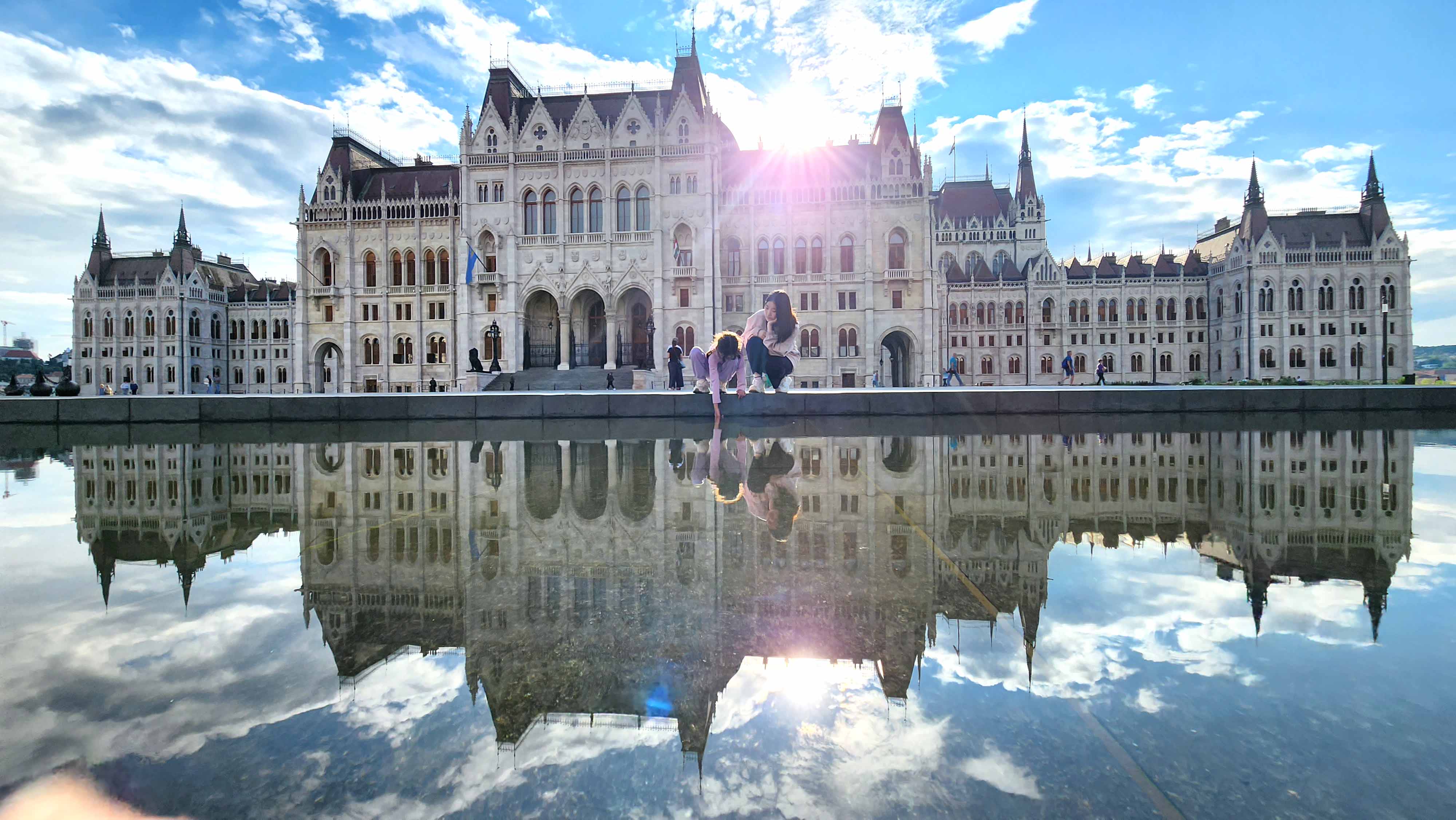 부다페스트 국회의사당 광장에서