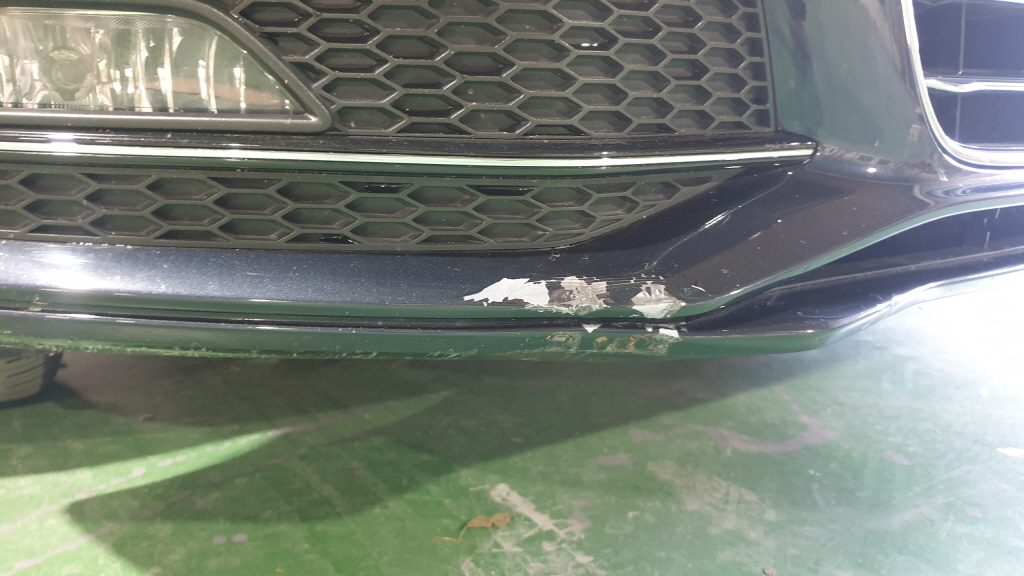 조수석 쪽 앞 범퍼 자동차 범퍼수리 - 조수석 쪽 앞 범퍼