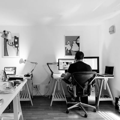 도심에서 자전거로 출근하는 직장인의 일상적인 모습