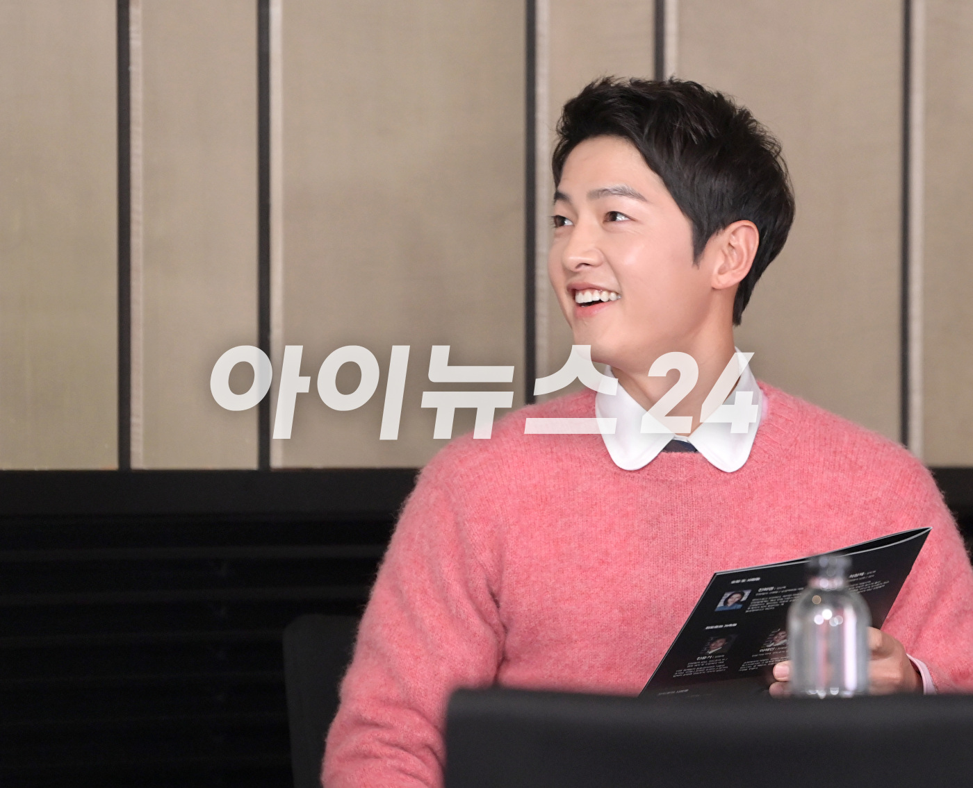 배우 송중기가 17일 오후 서울 여의도동 페어몬트 엠버서더호텔에서 열린 JTBC 새 금토일 드라마 &#39;재벌집 막내아들&#39; 제작발표회에 참석하고 있다. [사진=정소희 기자]