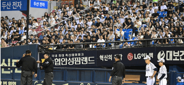 모여서 상의하는 심판진