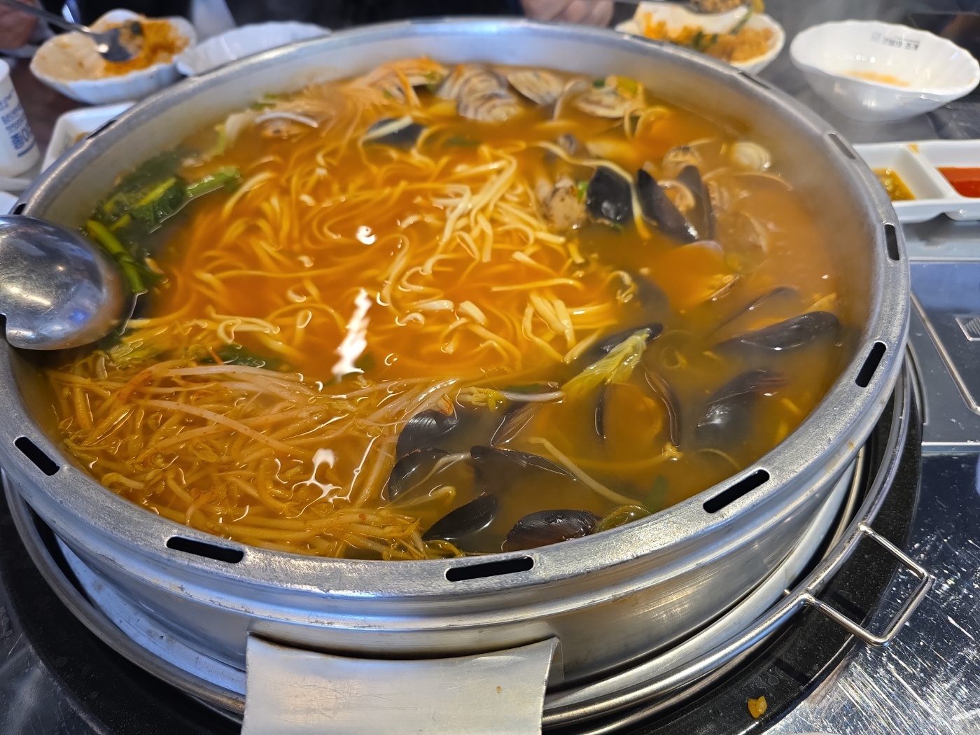 칼국수 면 투하 전 끓이는 모습
