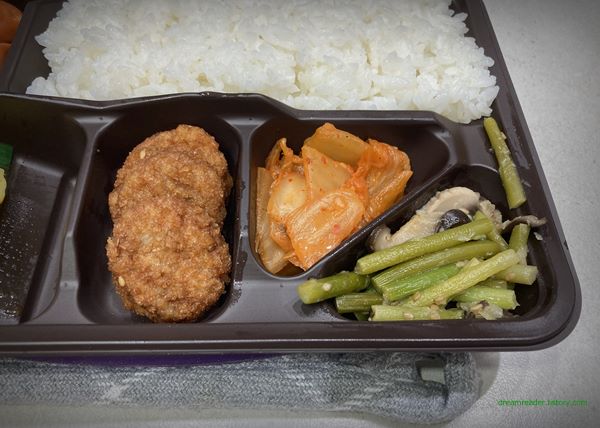 2023년 3월 이마트24 편의점 매콤 닭갈비 & 돈까스 도시락 반찬 구성 (마늘쫑, 볶음 김치, 미니 돈까스)