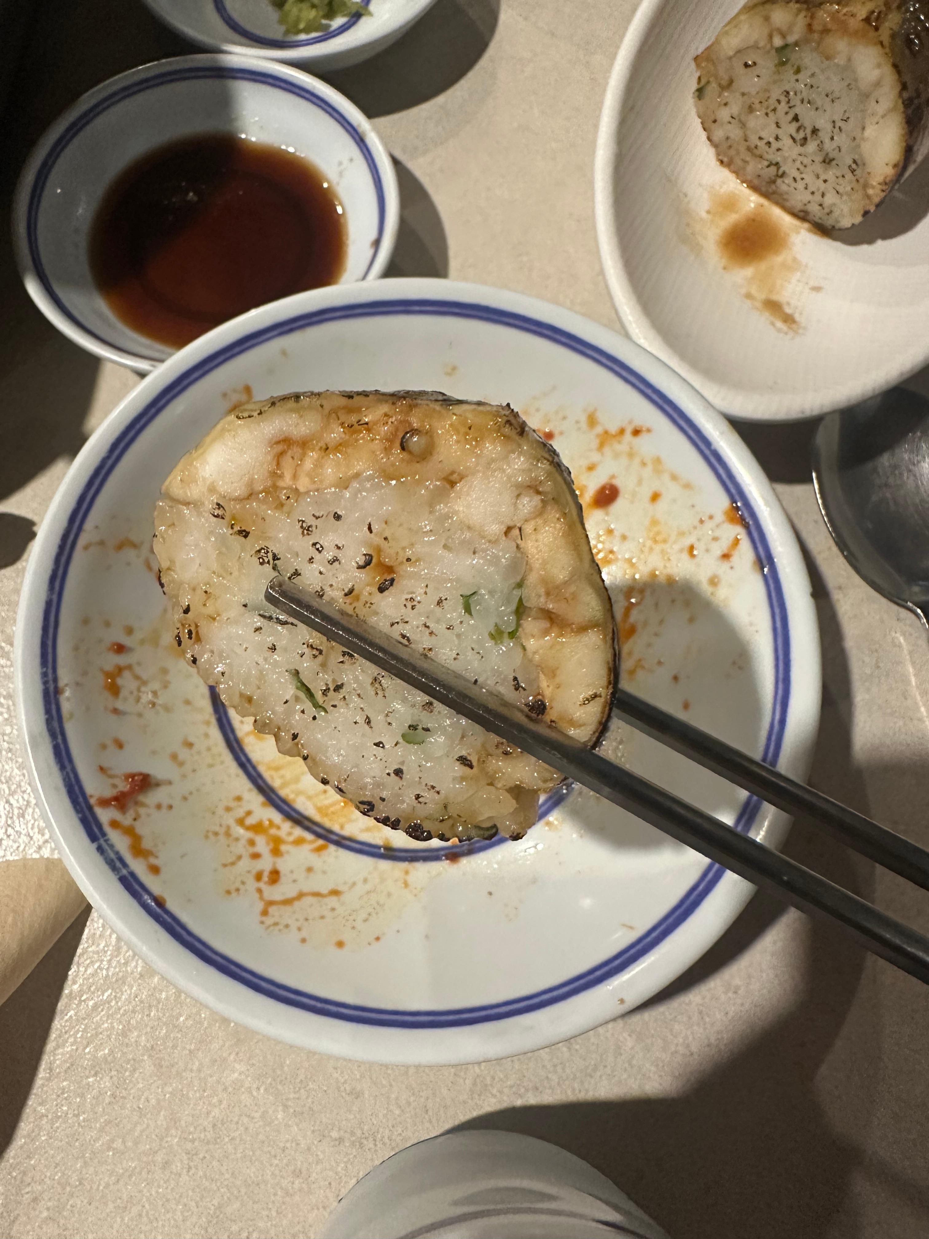 서울 용산 삼각지 장어 맛집 돌판장 추천(돌판에 굽는 자연산 바다장어, 장어 소금구이, 장어 양념구이, 장어구이 1인분 25,000원, 독특한 장어 초밥, 직원 친절, 내부 인테리어 예쁨, 가게 청결, 2층 구조, 용산 회식장소 추천)