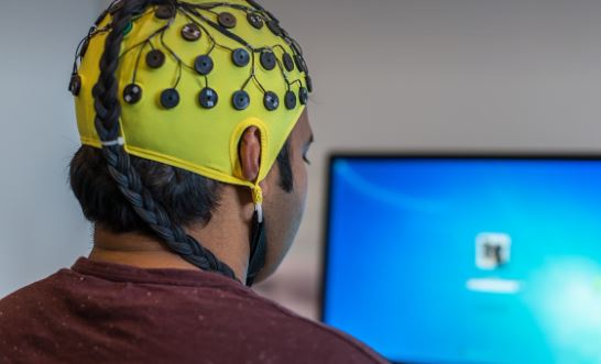 의수의 감각을 시각으로 바꾸다: 시청각 피드백의 응용 사례