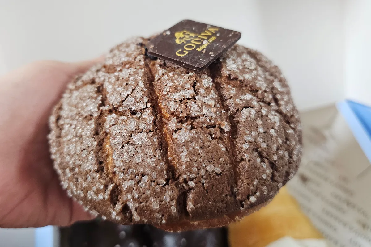 진한 초콜릿 크림 메론빵