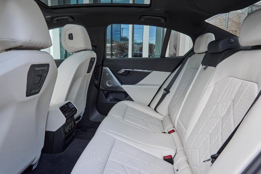 2024 BMW i5 내부디자인