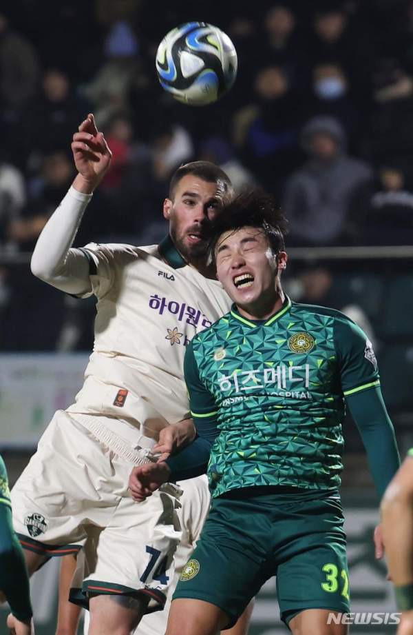 강투지 2경기 출장정지 사후 징계 확정: FC 서울전 결장과 강원 FC 수비 비상 대응 전략 분석