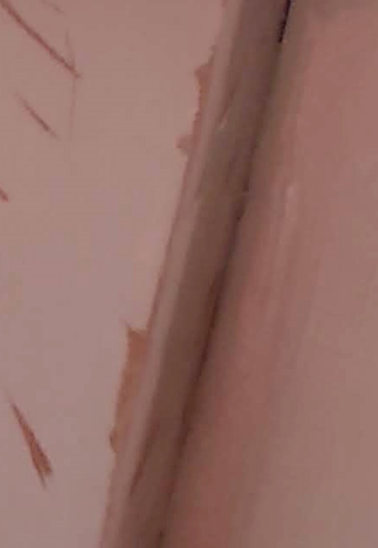 식탁의 모서리 부분을 칼로 도려내 원목임을 확인하기