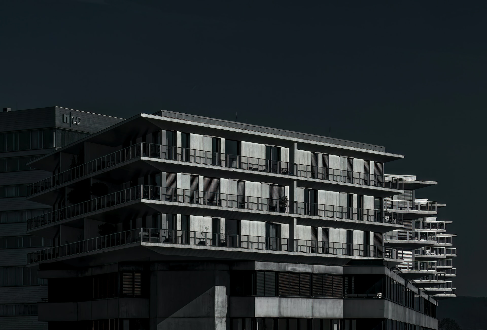 에너지 효율적인 건물은 에너지 비용을 절감하여 경제적인 이점을 얻을 수 있습니다.