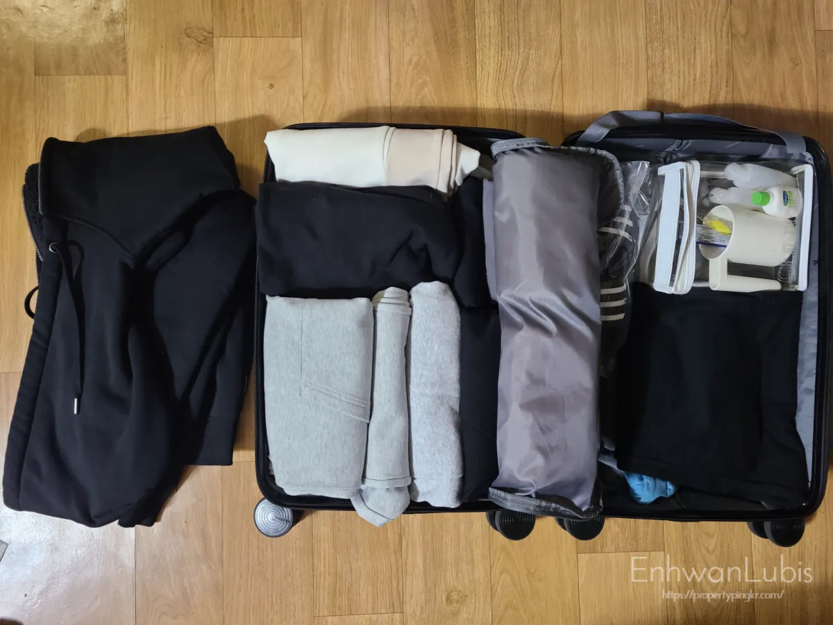 외투와-캐리어에-준비물을-넣은-모습