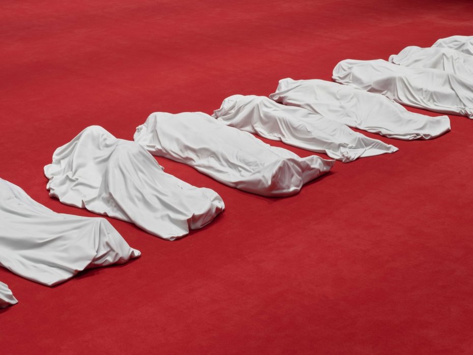 ‘모두’, 2007, 카라라 대리석, 가변 크기, Courtesy of Maurizio Cattelan 사진: 김경태