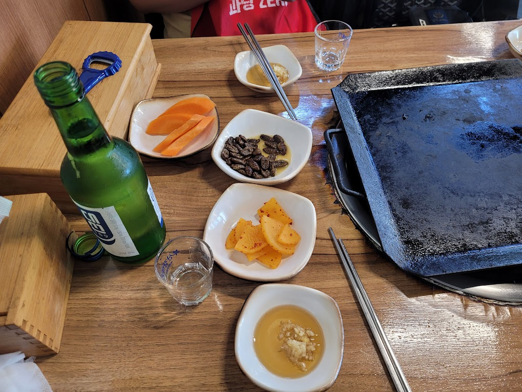 번데기, 당근,단무지, 기름장이 있는 기본 상차림