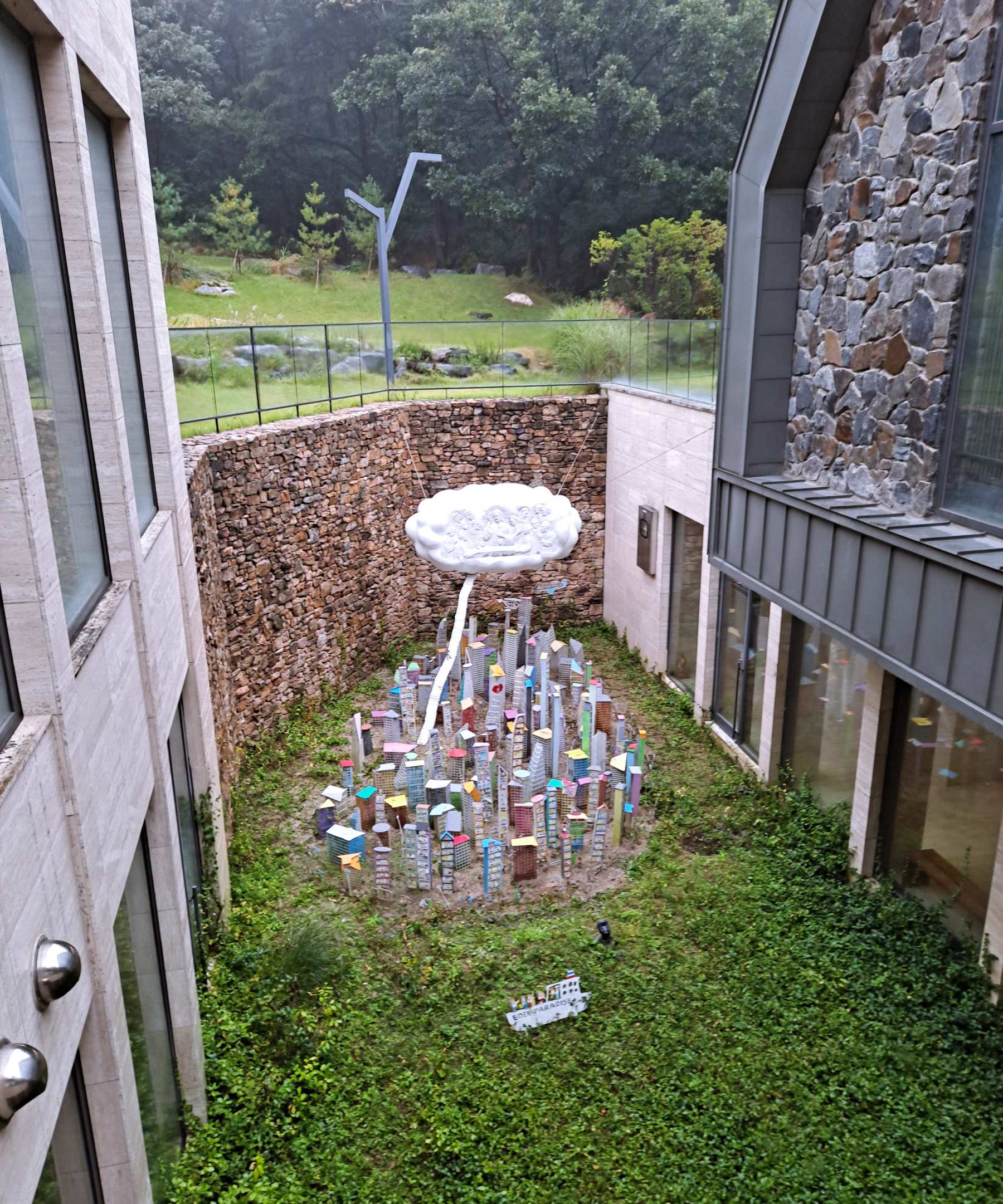 건물들 사이 조형물