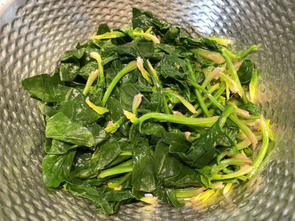 하나씩 뗀 데친 시금치
