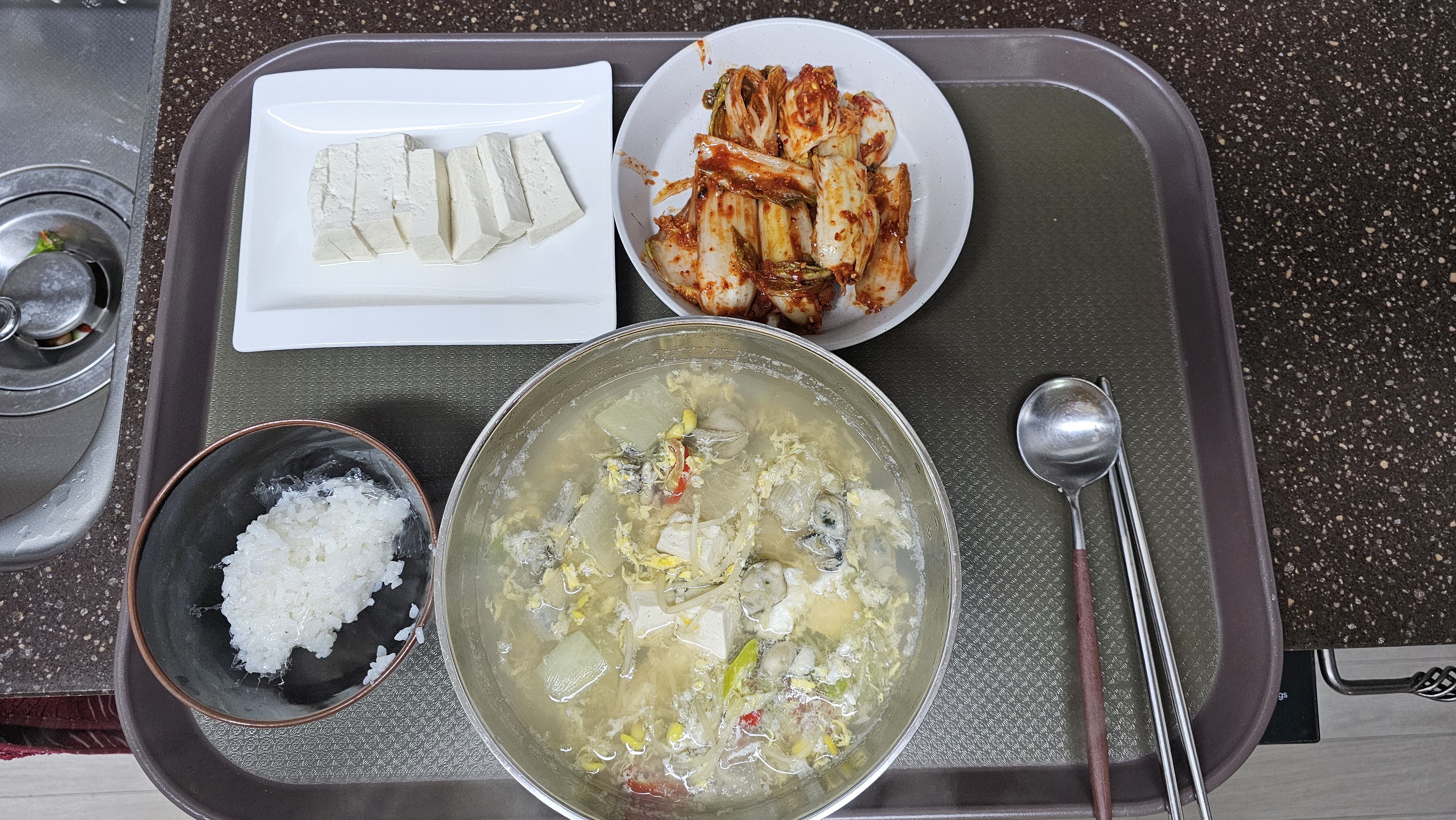 굴국밥으로 해장합니다.