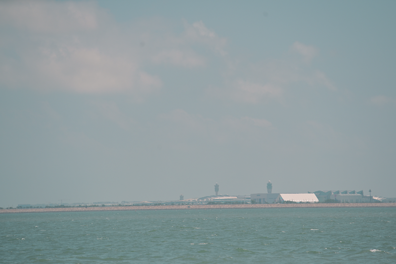 인천 국제 공항이 멀리 희미하게 보인다.