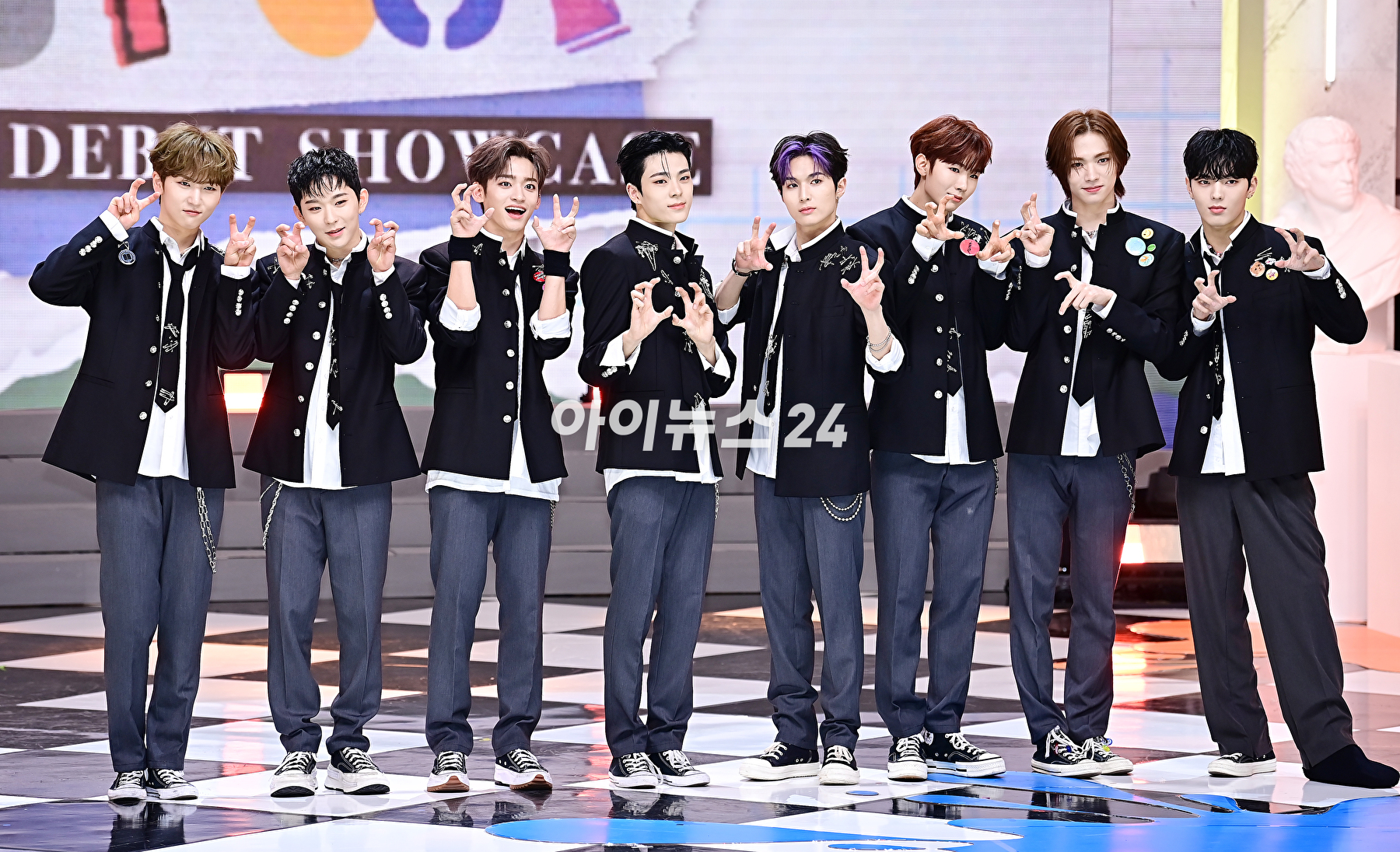 그룹 휘브(WHIB)가 8일 오후 서울 상암동 SBS프리즘타워에서 열린 싱글 1집 'Cut-Out'(컷-아웃)을 발매 기념 쇼케이스에 참석해 포토타임을 갖고 있다. [사진=곽영래 기자]