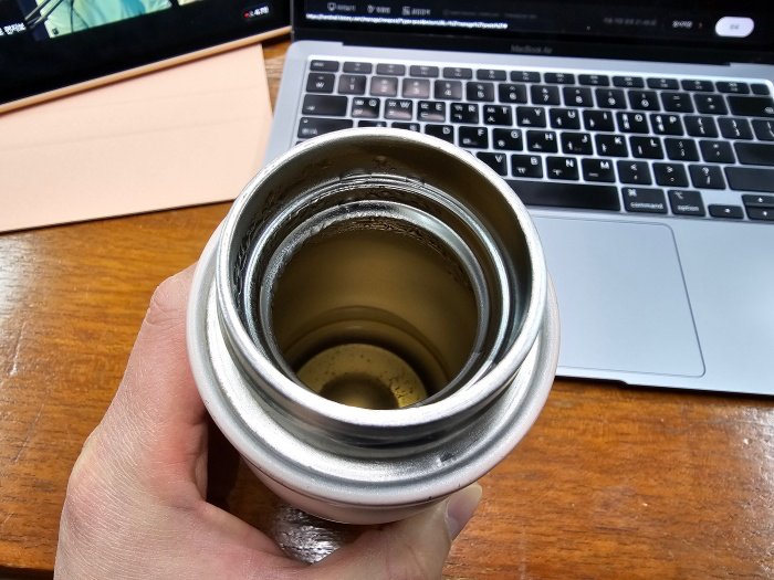 손에들려있는-보온병