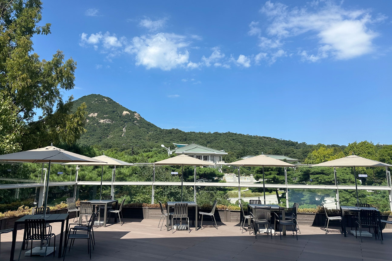 서울 서촌에 위치한 북악산 뷰 맛집 청와대 사랑채