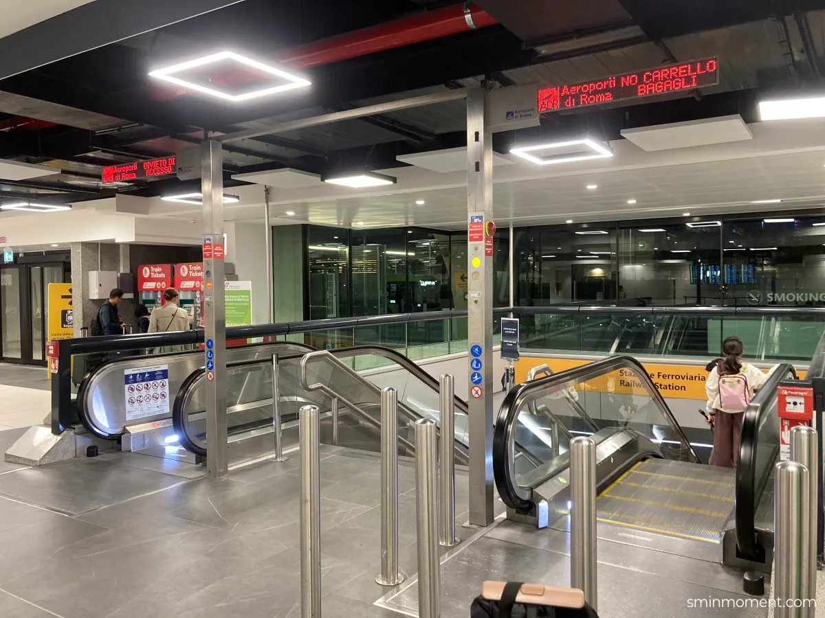 이탈리아-로마-공항-피우미치노-레오나르도-익스프레스-기차-타러가는길-에스컬레이터