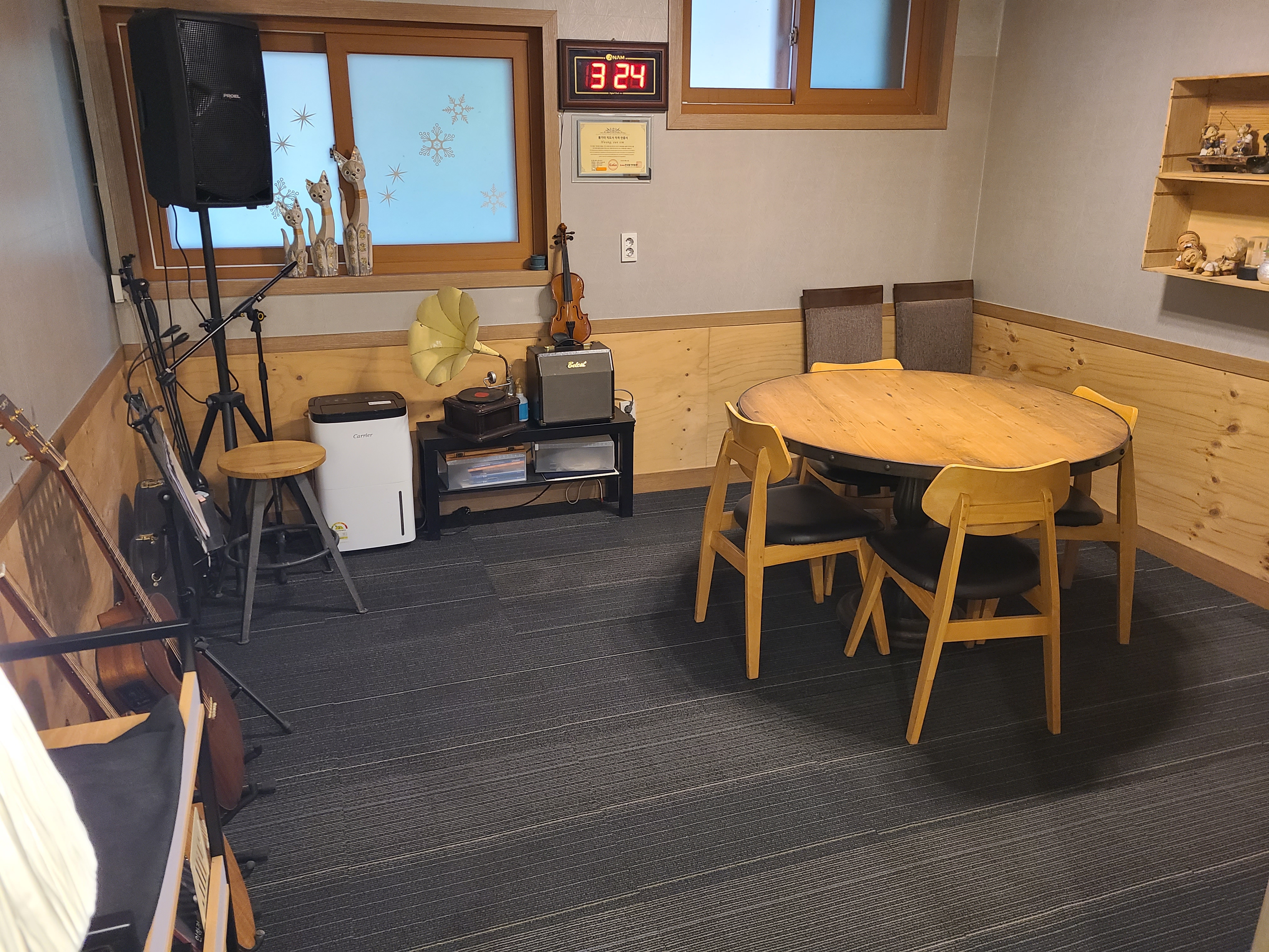 카페 아우로라 내부 테이블과 악기 등 셋팅