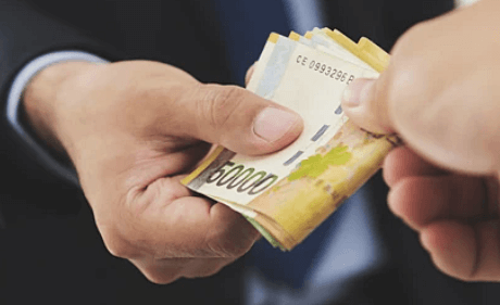 돈을-건네주는-모습