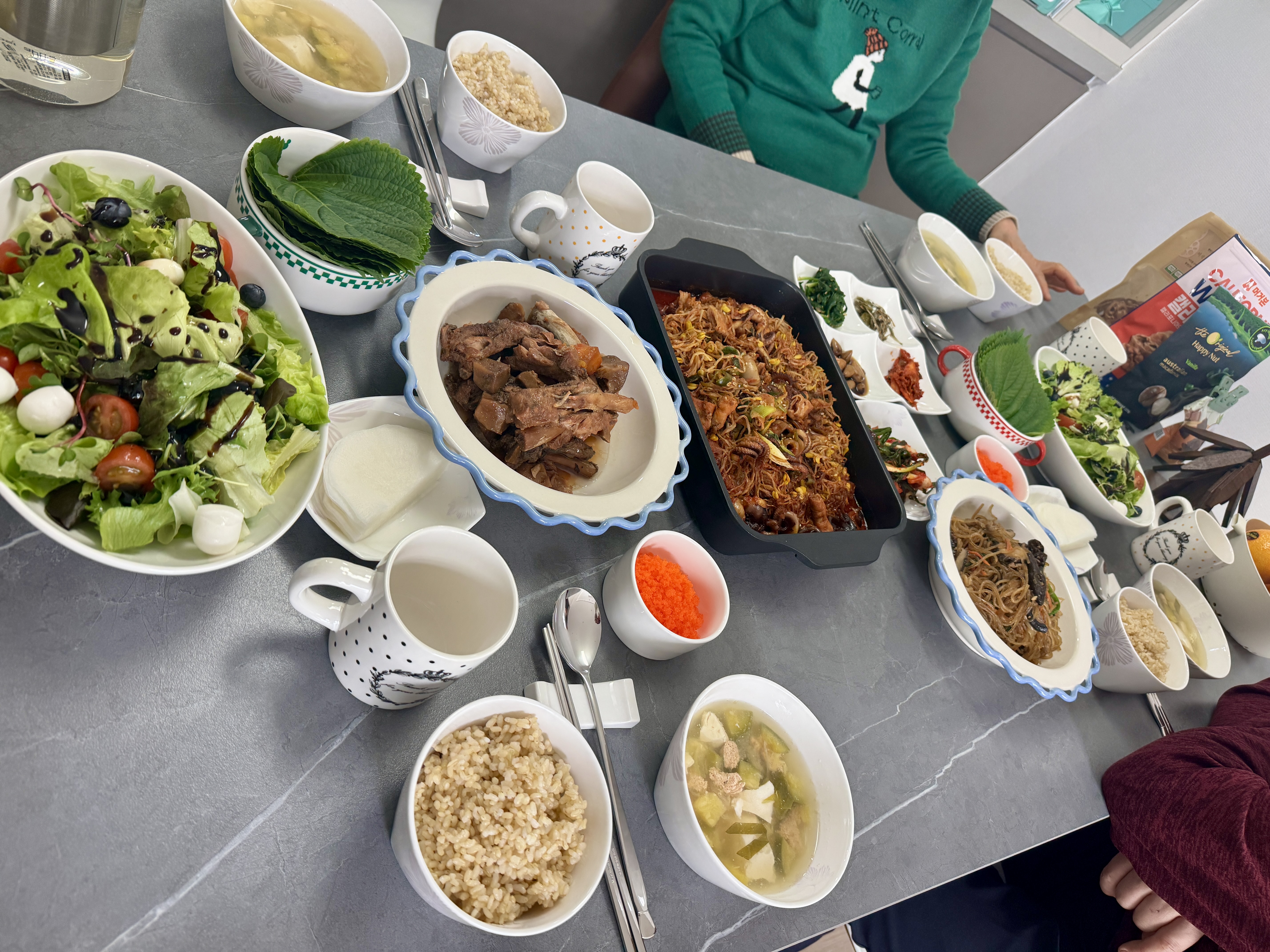 지난 주말 동생네 집에서 함께한 집밥 한 상, 샐러드&middot;고기&middot;잡채&middot;나물까지 푸짐하게 차려진 식탁 풍경