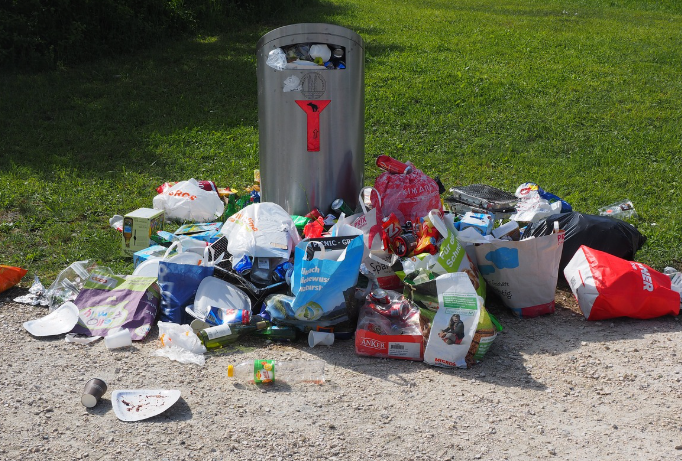 무분별하게 버려진 쓰레기