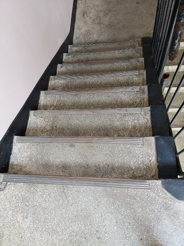 계단-미끄럼-방지-시공-안-되는-예