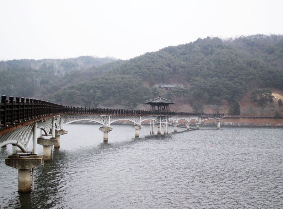 월영교