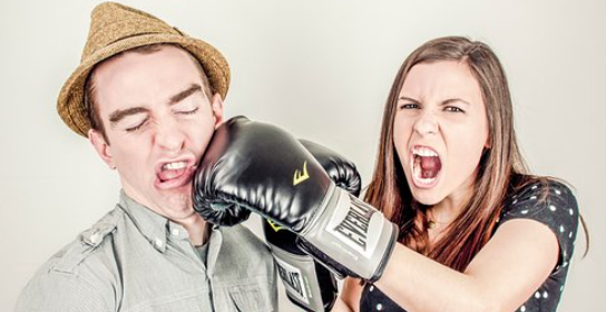 얼굴을-때려서-이빨이-빠지는-꿈-사진