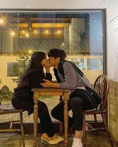썸-타는-남여가-카페에서-몰래-사랑스럽게-키스하는-모습