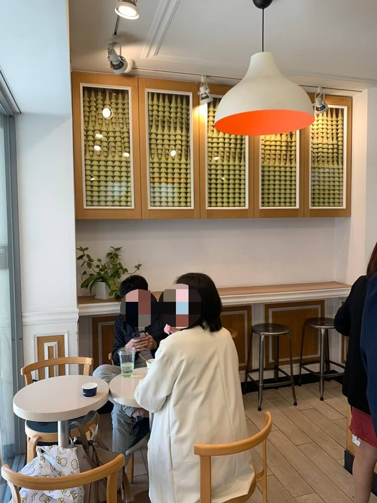 매장 왼편 자리