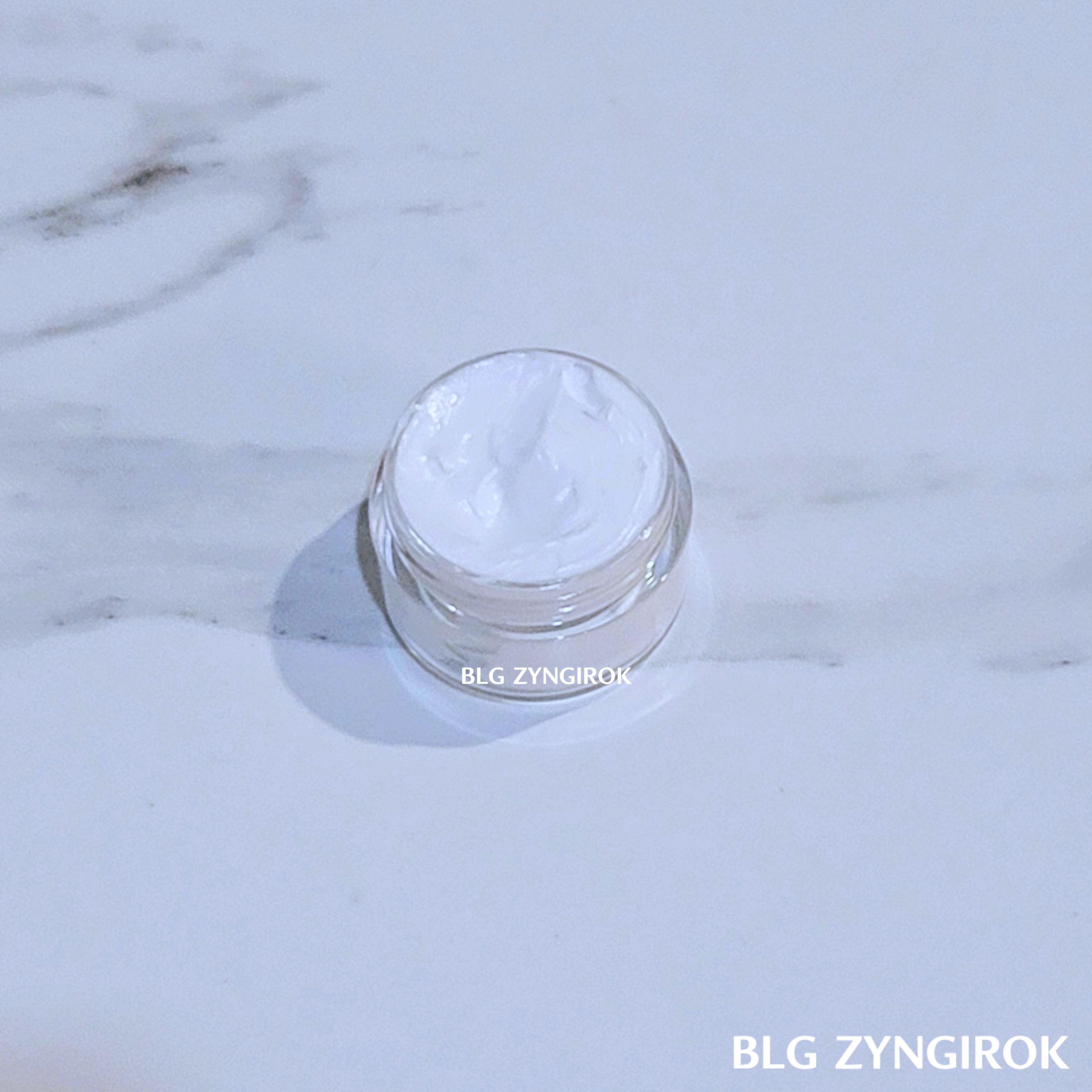 다이소 크림 용기에 담은 니베아 크림 모습이다.