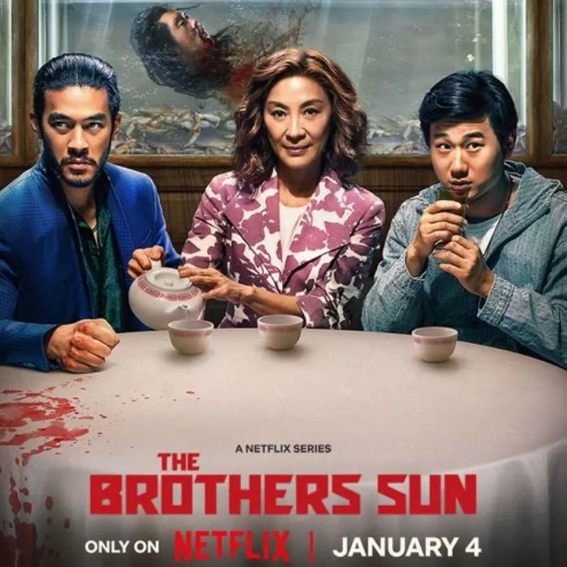 한 가족이 피묻은 테이블에 차를 마시고 있는 넷플릭스 드라마 선 브라더스 썸네일