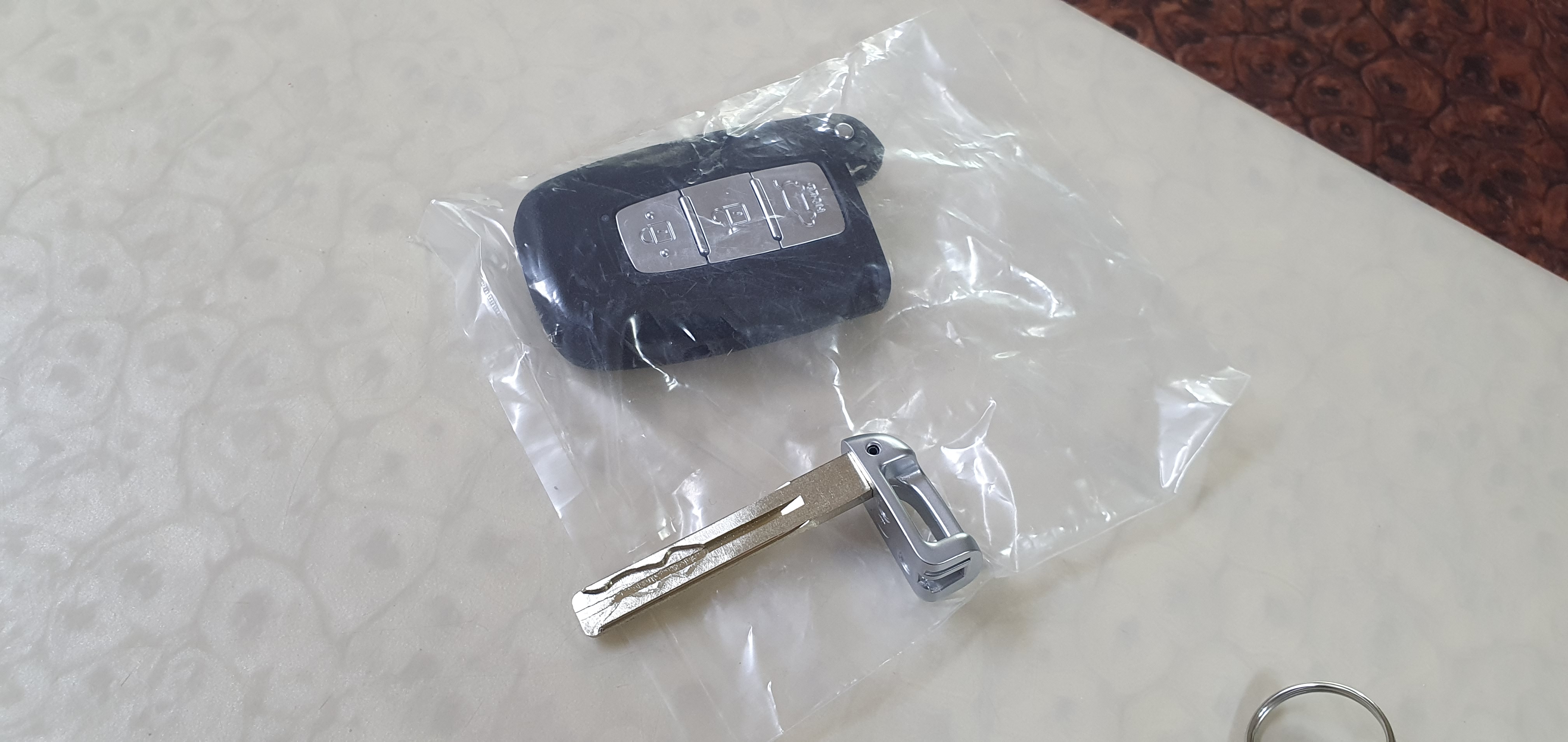 위 사진은 이미 완성된 상태의 기아차 레이 스마트키와 비상키