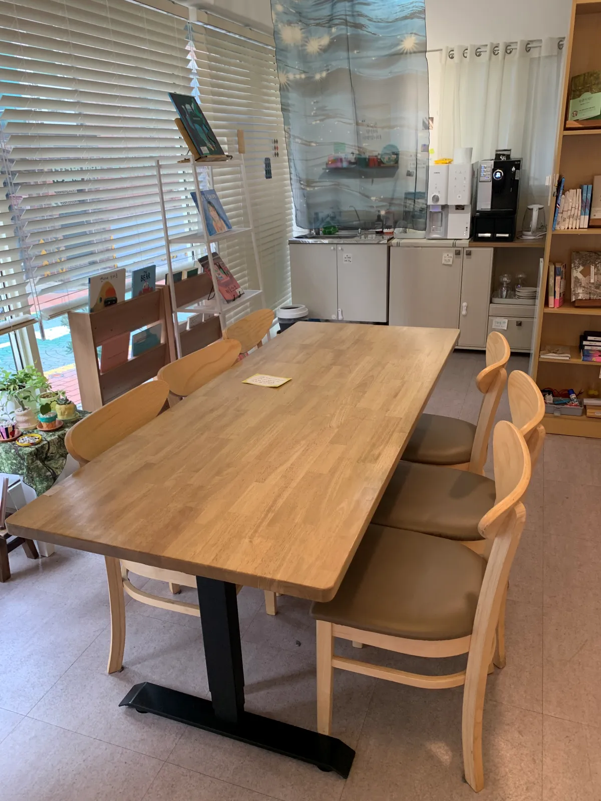 다인용-테이블과-6개-의자