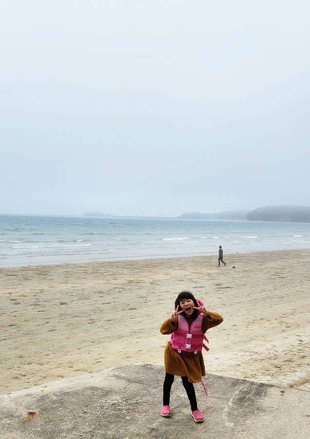 물놀이를 하겠다며 계속 구명조끼를 입고다니는 쿠앙이